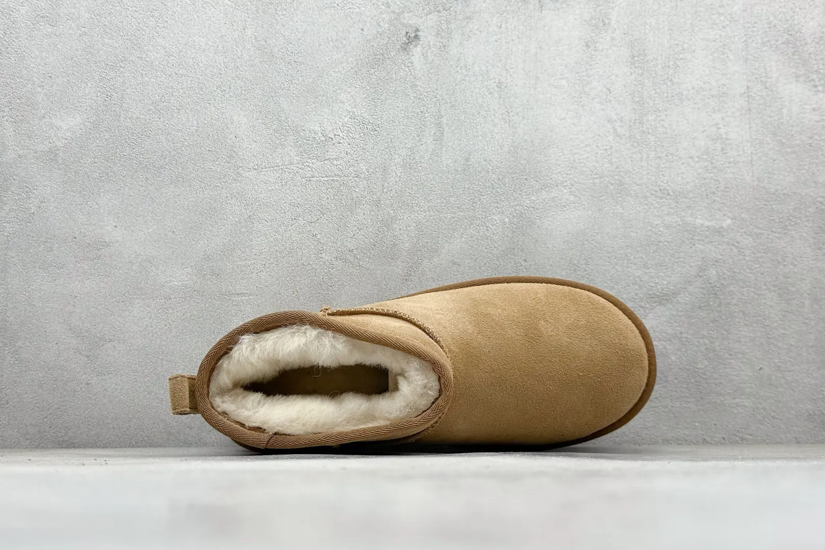🐲💰 520 supports stores. The top version on the market UGG Mini thick-soled short tube 5cm. Xiaohongshu's hot model. Produced by a major foreign trade factory in Guangzhou. The toe box and the insole are all made of genuine sheep fur. Independent outer box packaging. Chip. With waterproof technology. Different from any version on the market. 5cm thick sole. Independent original development of outsole. Cashmere insole. It is a very suitable choice for going out in winter and at home. In the new year, uug has launched a style series, which is partially biased towards the preferences of young consumers. It has also moved to the forefront of fashion trends. Shoe body material: water-repellent coated suede upper, 17 mm UGGPURE™ implanted wool insole, lightweight non-slip comfortable rubber outsole, brand LOGO trademark, complete package, item number: 1135092, size: 35 36 37 38 39 40